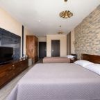 Трехместный (Стандартный с двуспальной и 1 односпальной кроватями), Отель Villa Vita