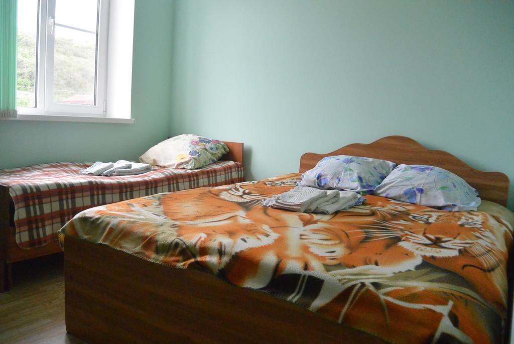 Трехместный (Трехместный номер с душем) гостиницы Манго, Голубицкая