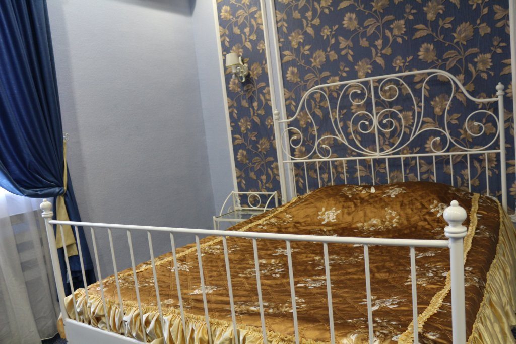 Полулюкс (Однокомнатный стандартный двухместный номер с двуспальной кроватью) гостиницы Гостиный Двор, Минеральные Воды