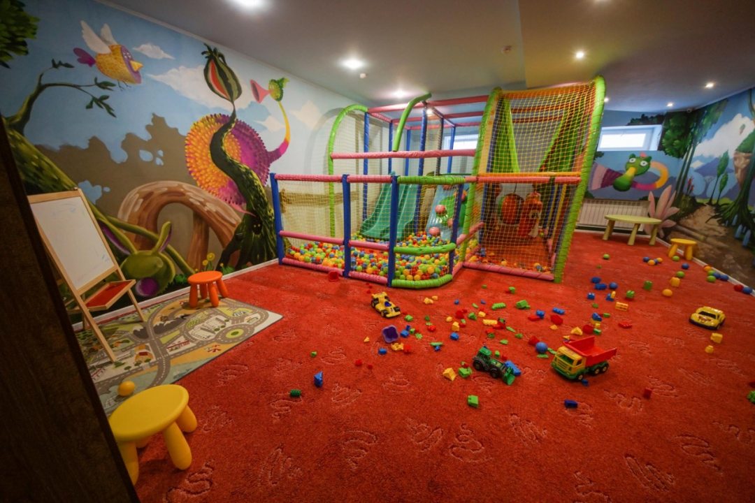 Детская игровая площадка, Отель Три моря