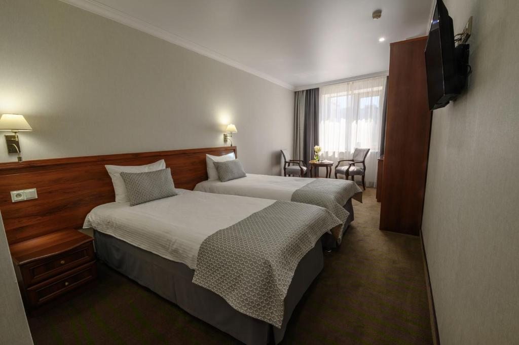 Двухместный (Стандартный номер 1-ой категории с двумя раздельными кроватями) отеля Платан Южный, Краснодар