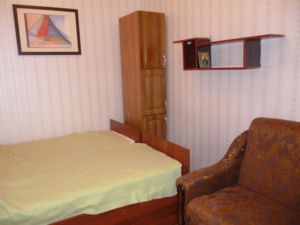 Двухместный (Стандартный номер с 2 односпальными кроватями и диваном) гостевого дома Алекс, Кисловодск