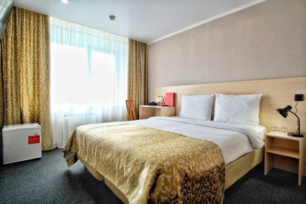 Двухместный (Стандартный двухместный номер с 1 кроватью или 2 отдельными кроватями) отеля АЗИМУТ Отель Астрахань