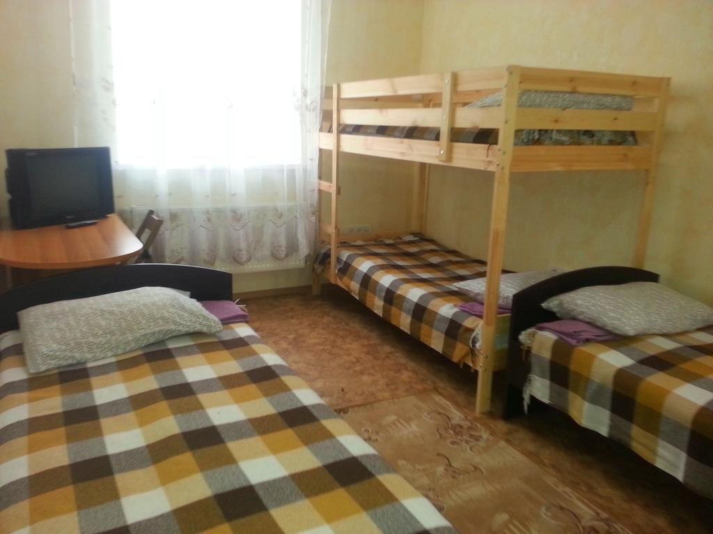 Пятиместный (Кровать в общем номере с 5 кроватями) гостевого дома Надежда, Таганрог