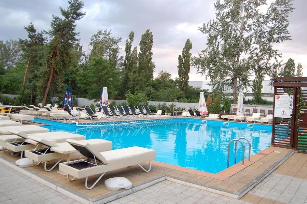 Двухместный (Улучшенный двухместный номер с 1 кроватью и видом на бассейн) спа-отеля Гринвич Парк, Таганрог