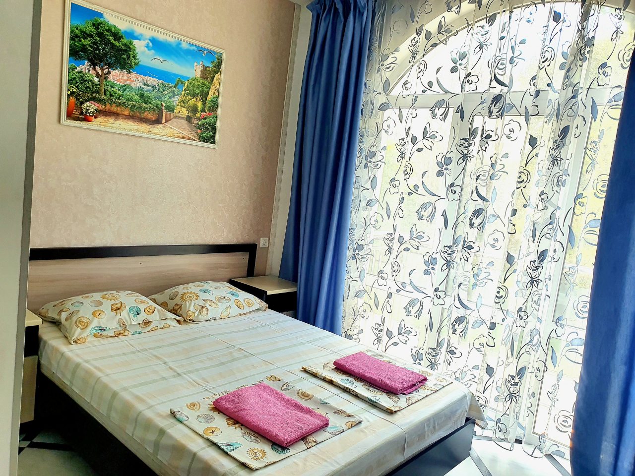 Двухместный (Двухместный комфорт с панорамным окном и маленьким балконом) гостевого дома В гостях у Светланы, Анапа