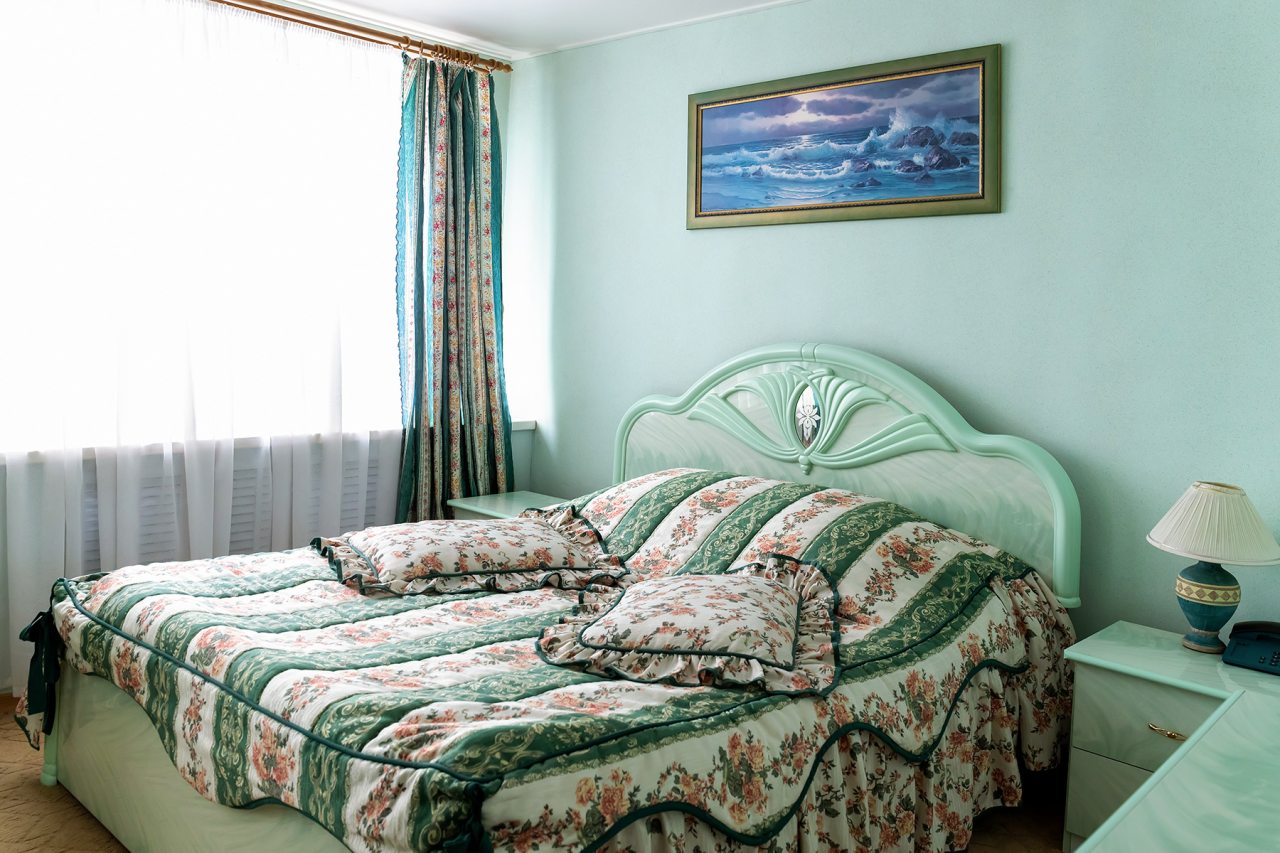 Полулюкс, Отель Ленинград