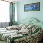 Полулюкс, Отель Ленинград