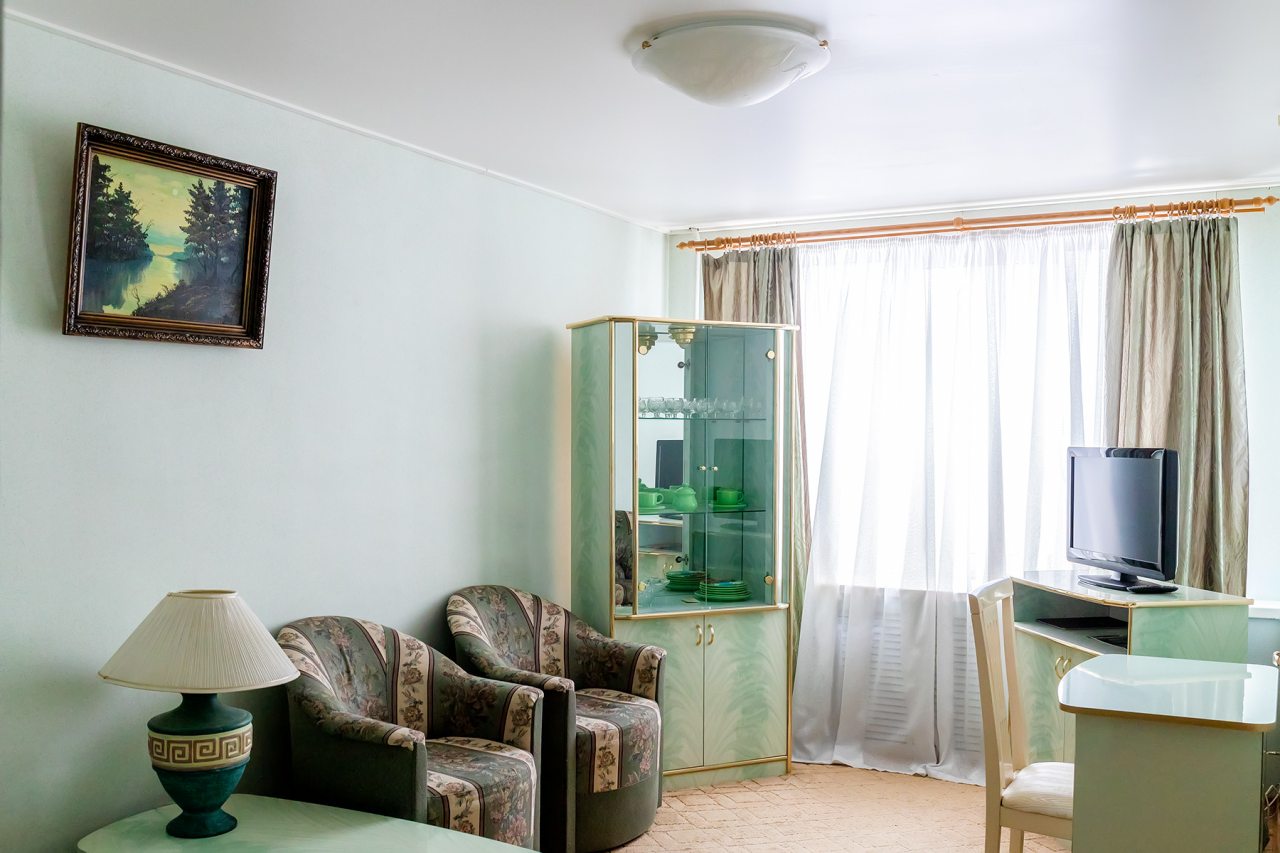 Полулюкс, Отель Ленинград