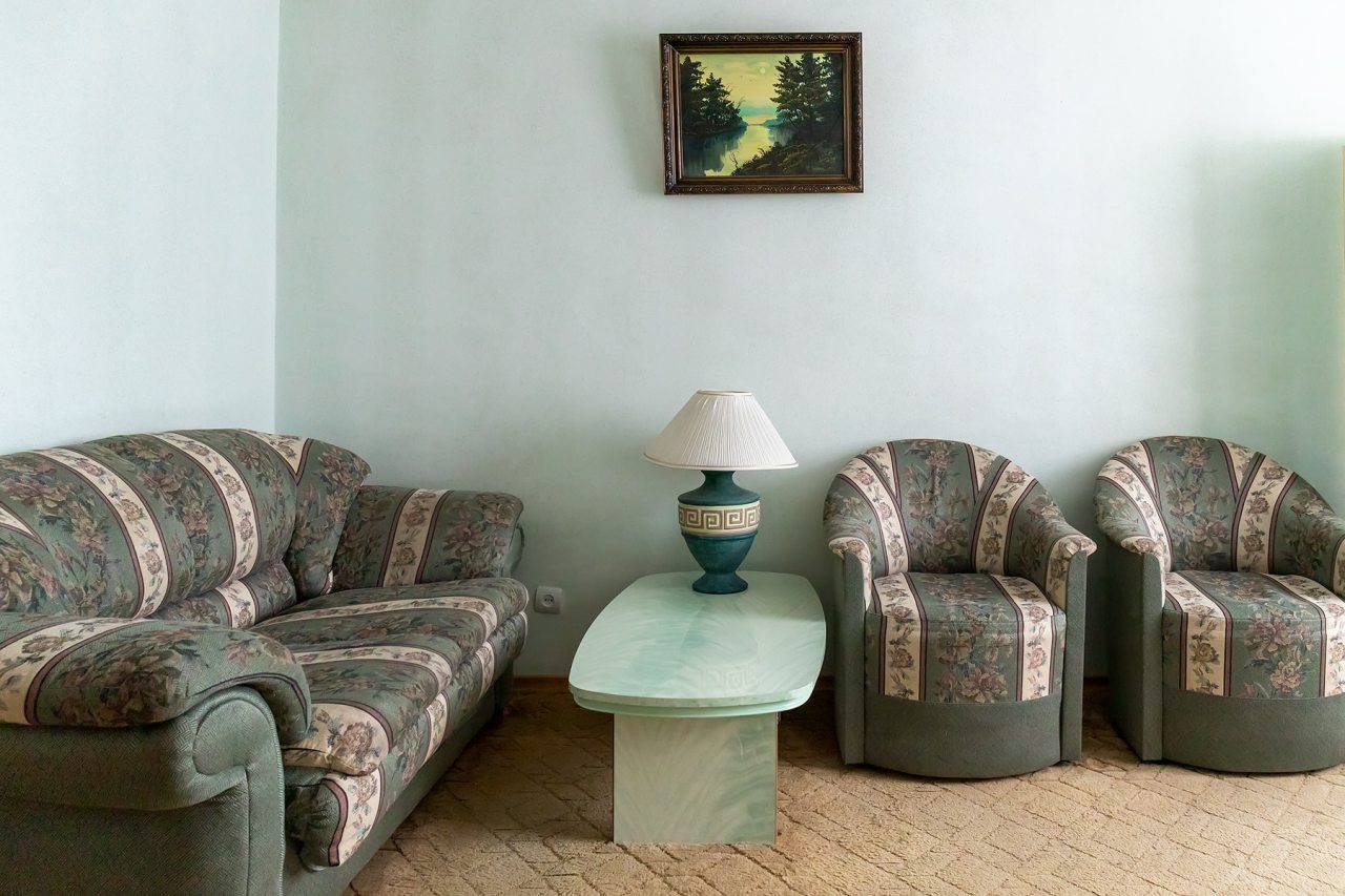 Полулюкс, Отель Ленинград