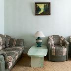 Полулюкс, Отель Ленинград