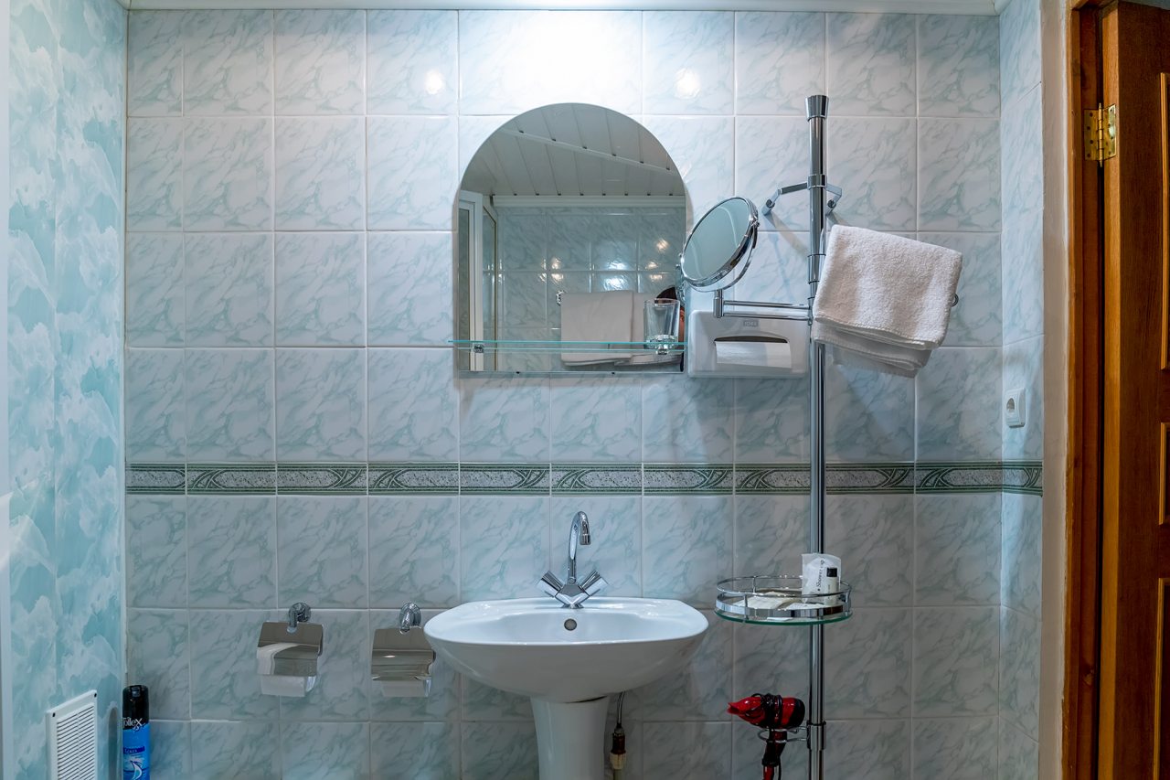 Полулюкс, Отель Ленинград