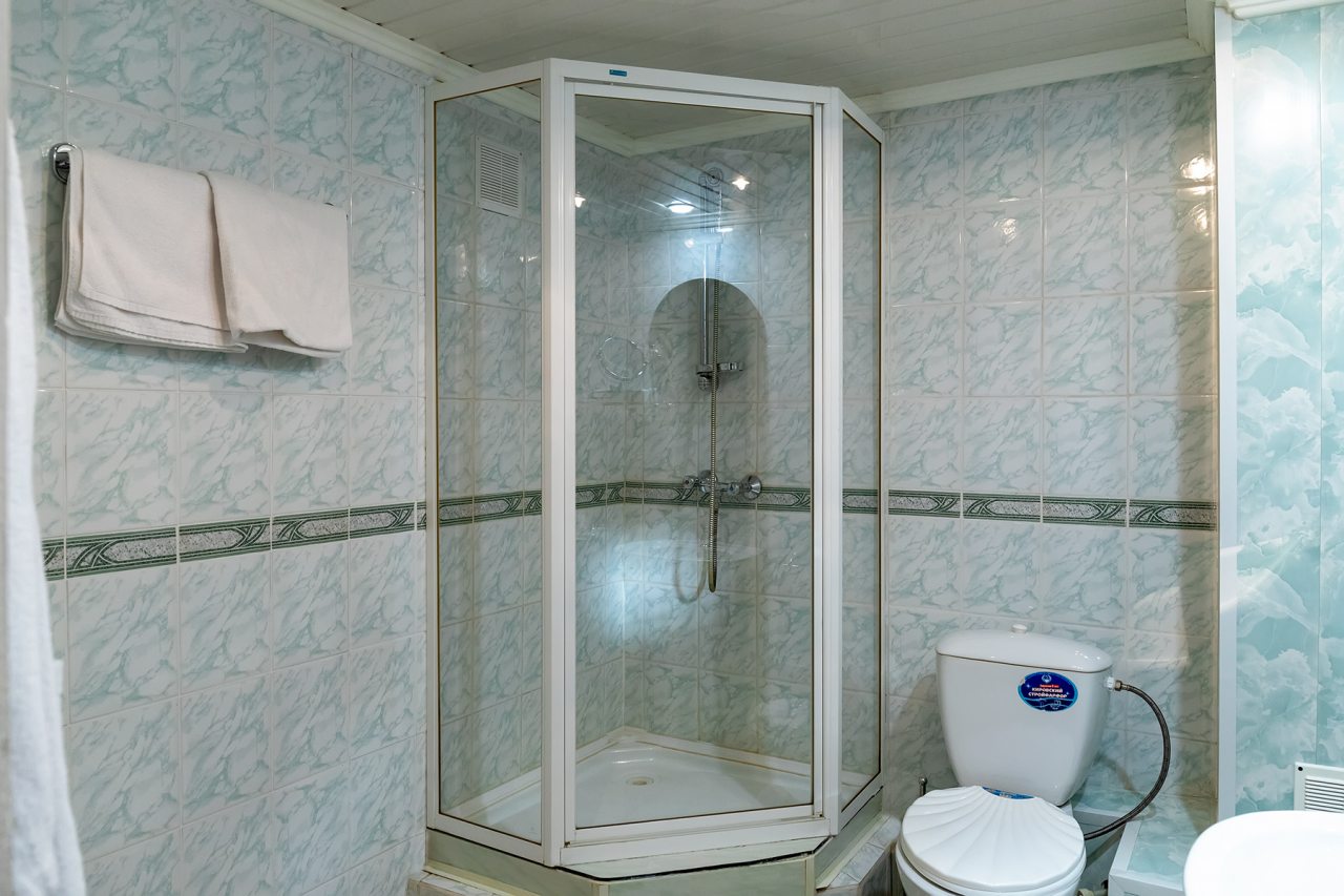 Полулюкс, Отель Ленинград