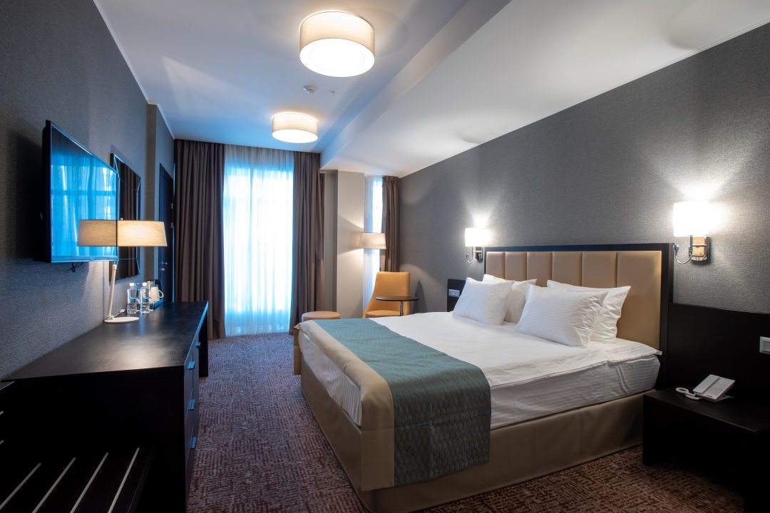 Двухместный (Стандарт с большой кроватью) отеля Holiday Inn Челябинск