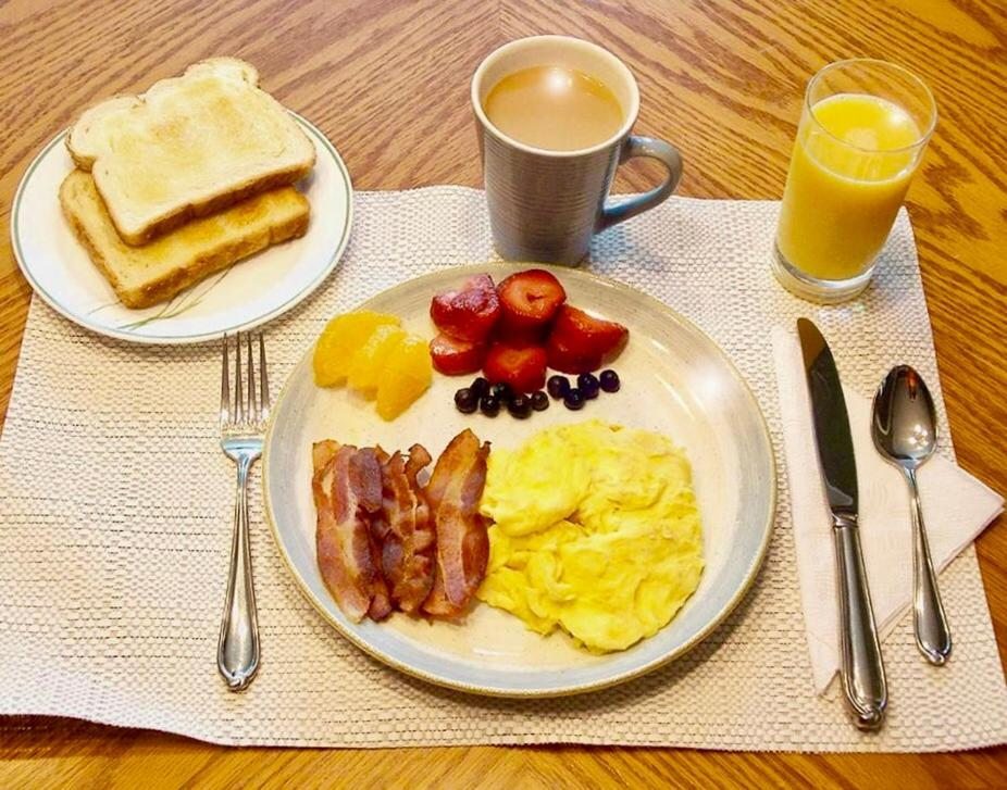 Завтраки саратов. Завтрак. Традиционный американский завтрак. Завтрак в гостинице. Континентальный завтрак в отеле.