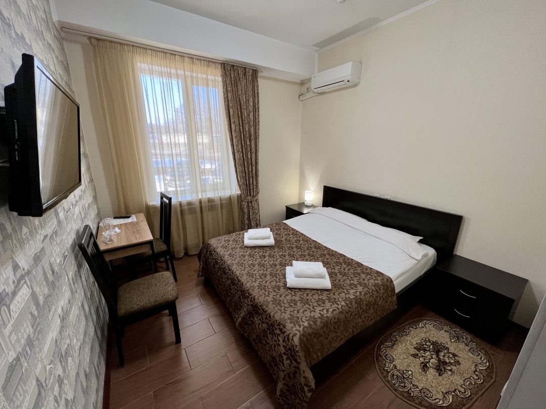 Двухместный (Стандарт, С двуспальной кроватью) гостиничного комплекса Белые росы, Белгород