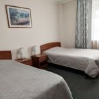 В номере: две 1,5 сп кровати, тумбы, светильники.