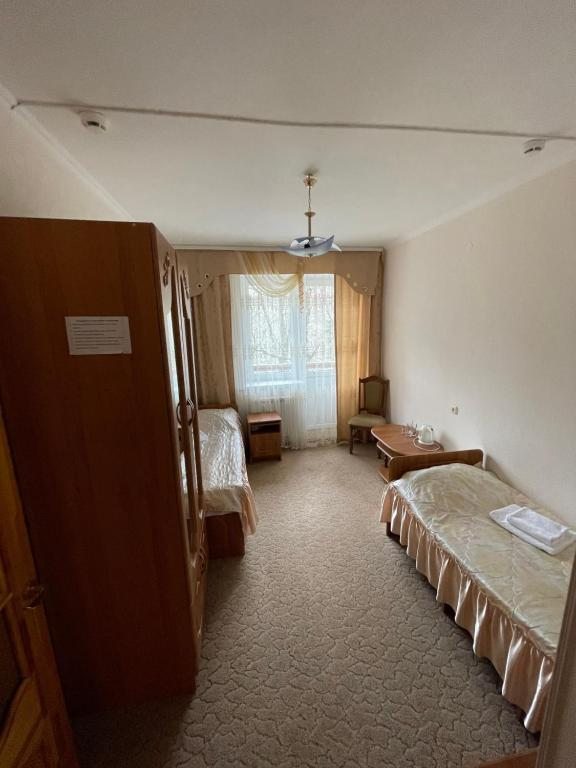 Двухместный (Двухместный номер с 2 отдельными кроватями и балконом) отеля Лотос, Домбай