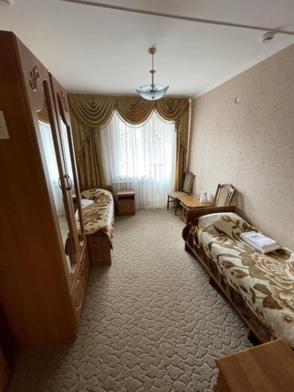 Спальная комната улучшенного двухместного номера