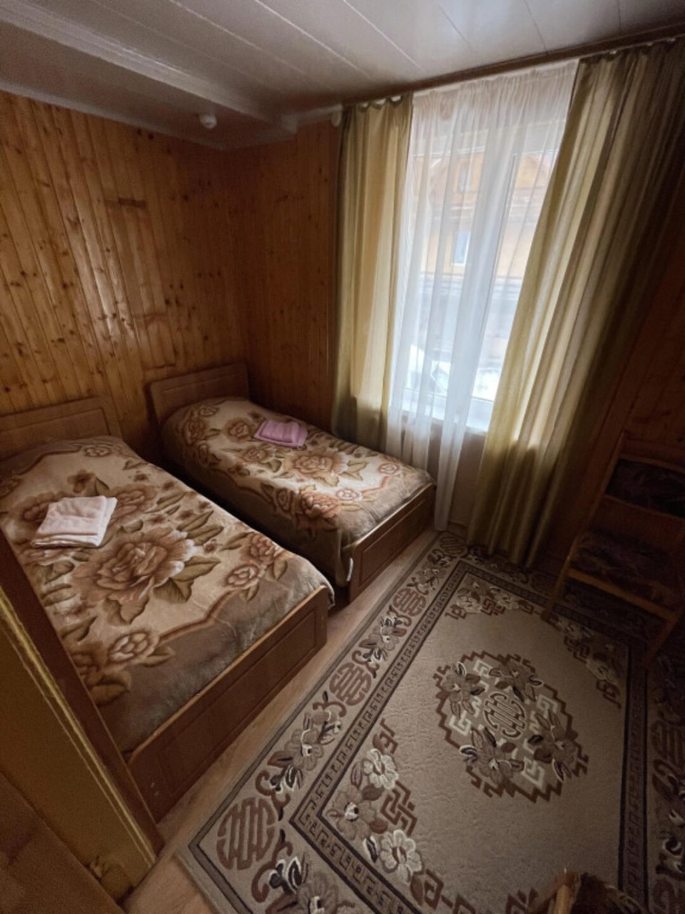 Спальня двухместного стандартного номера с общей ванной