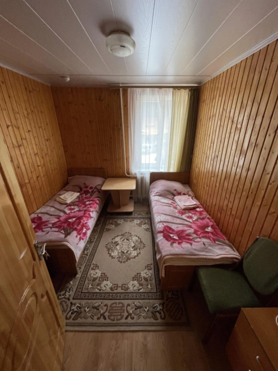 Спальня двухместного стандартного номера с общей ванной