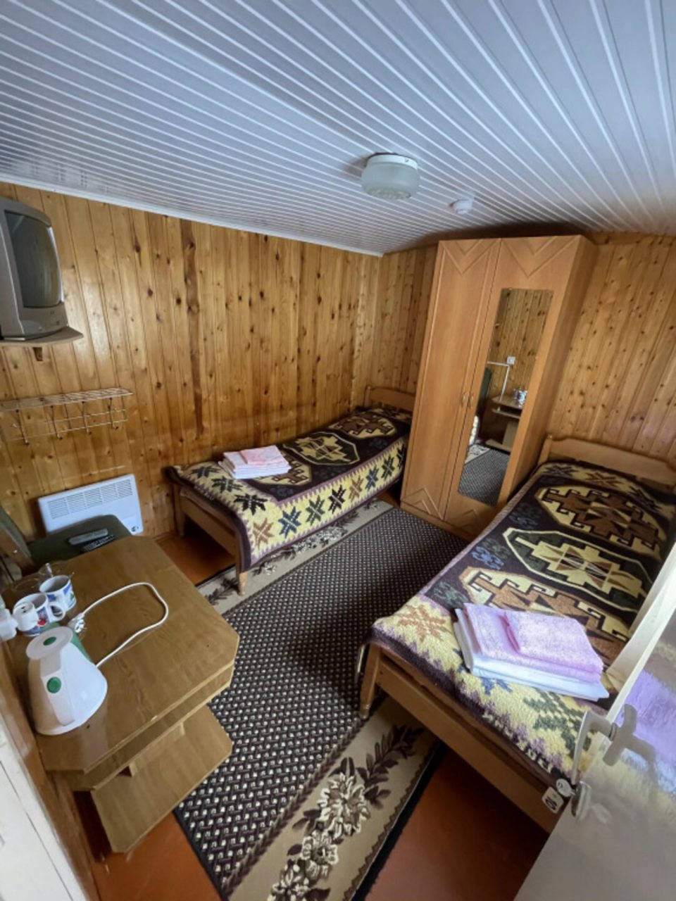 Двухместный (Двухместный номер эконом-класса с 2 односпальными кроватями и общей ванной комнатой), Загородный отель Лотос