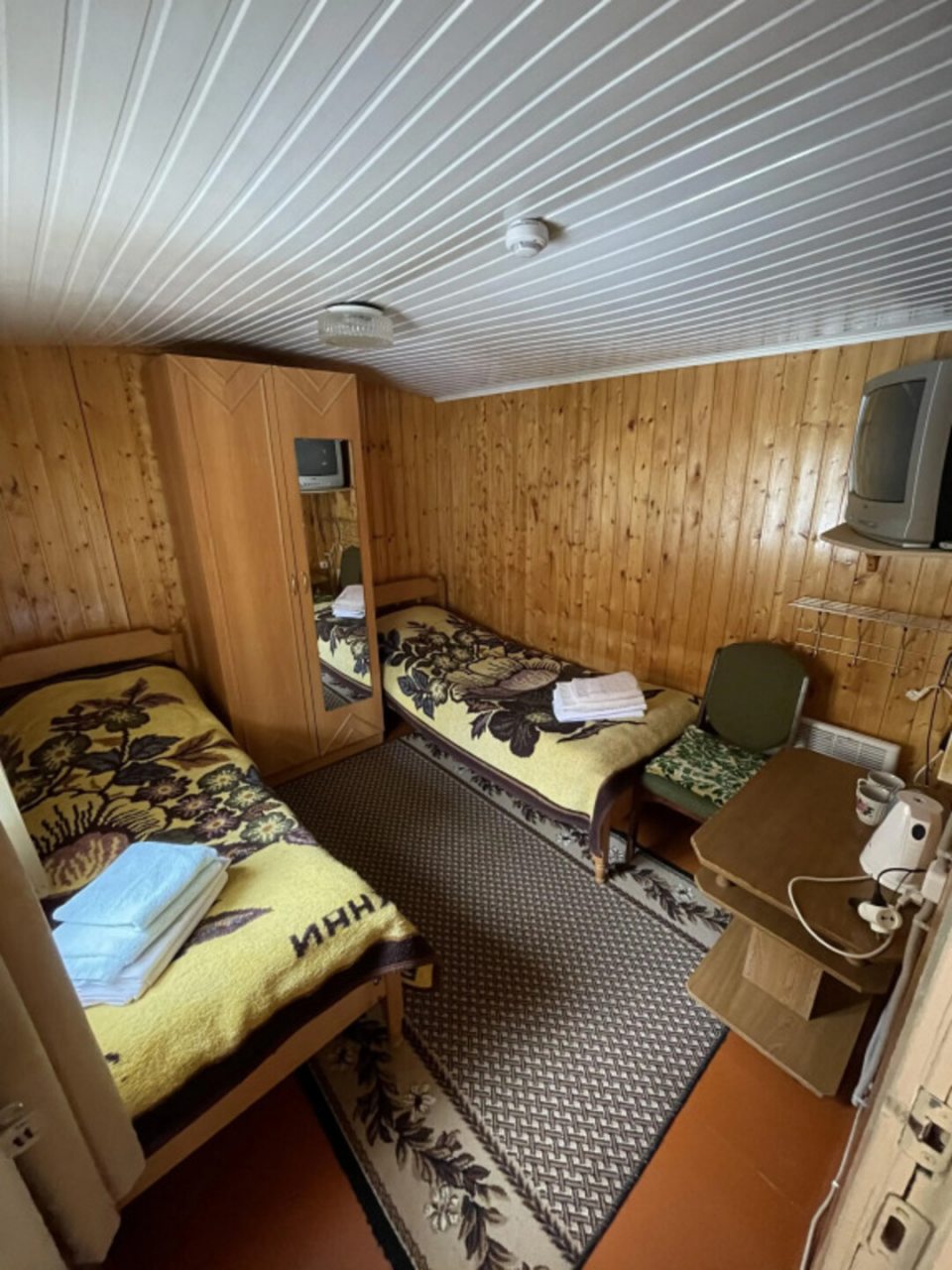 Двухместный (Двухместный номер эконом-класса с 2 односпальными кроватями и общей ванной комнатой), Загородный отель Лотос