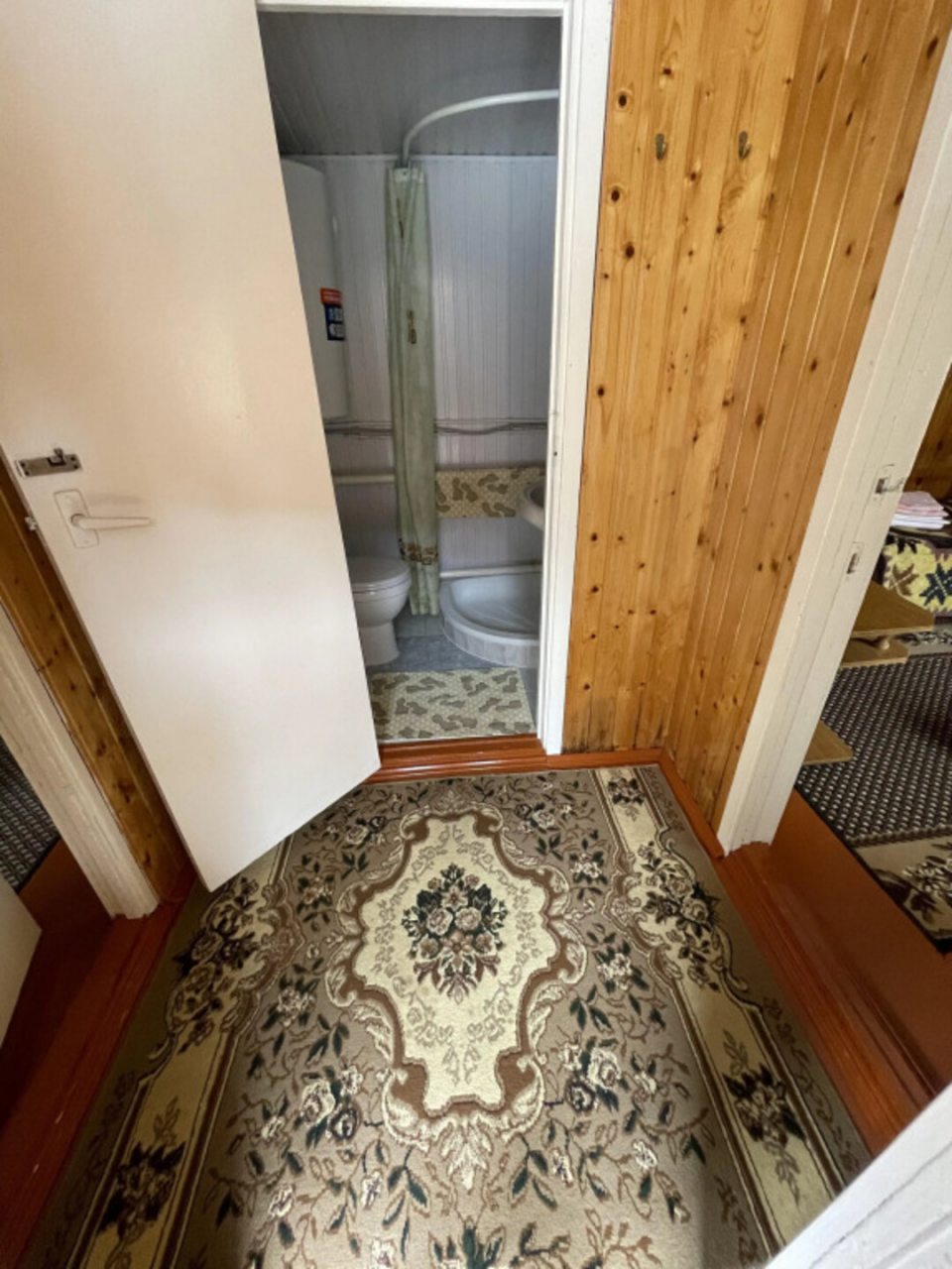 Вход в двухместный номер эконом-класса с общей ванной