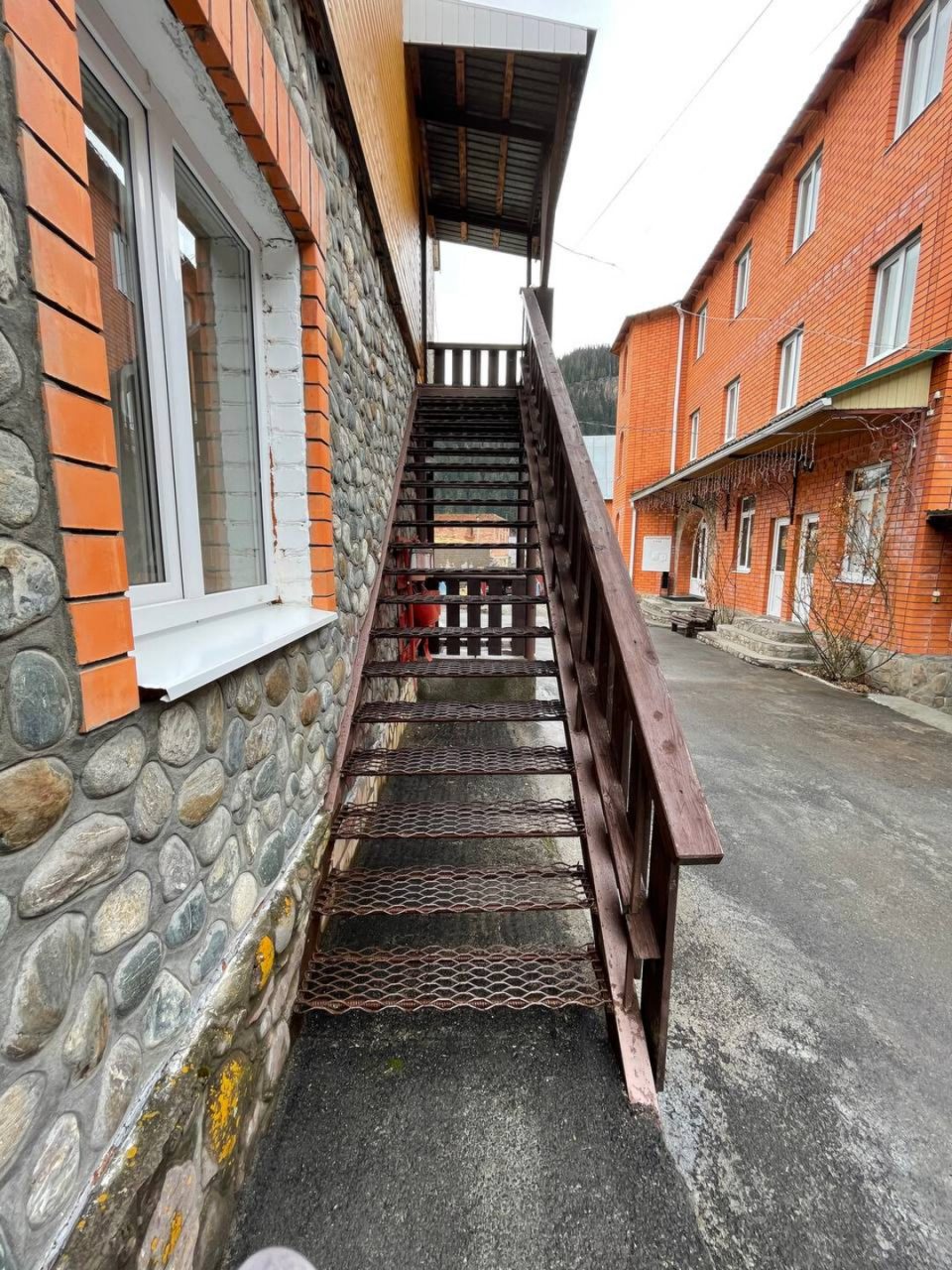 Лестница к Семейному номеру Делюкс