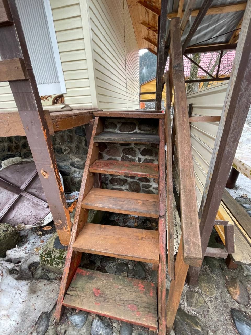 Лестница к Двухместному коттеджу