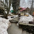 Двухместный коттедж. Вид снаружи. Зима.