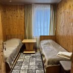 Две односпальные кровати в двухместном номере с общей ванной