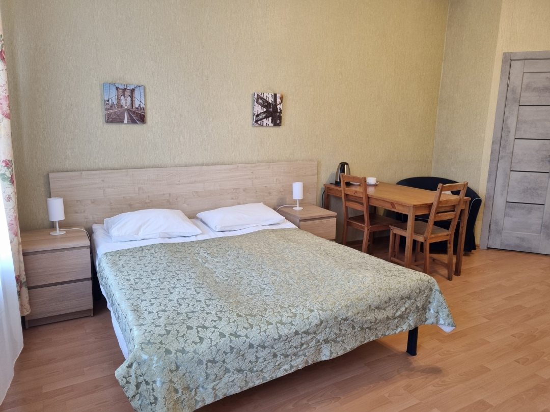 Полулюкс (Трехместный с двуспальной кроватью и диваном) мини-отеля Большой 45, Санкт-Петербург