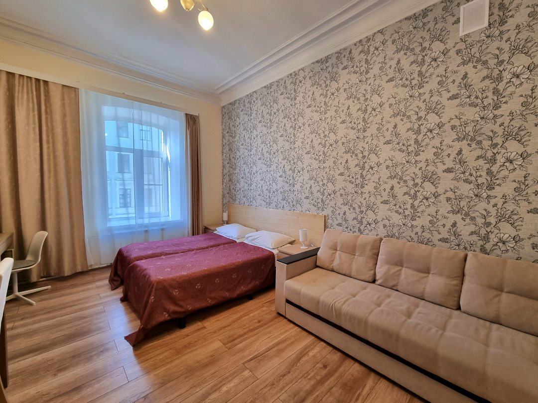Полулюкс (Трехместный с раздельными кроватями и диваном) мини-отеля Большой 45, Санкт-Петербург