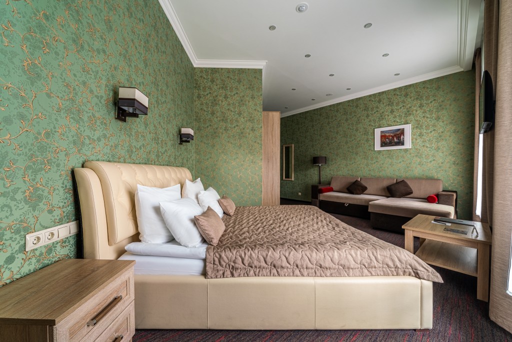 Полулюкс (Полулюкс с двуспальной кроватью и диваном) отеля Kravt Sadovaya Hotel, Санкт-Петербург