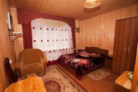 Двухместный (№ 1, с двуспальной кроватью и раскладным диваном) отеля Старый клён, Домбай