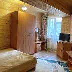 Номер (Улучшенный номер с двуспальной кроватью и диваном кушеткой), Гостиница Старый Домбай
