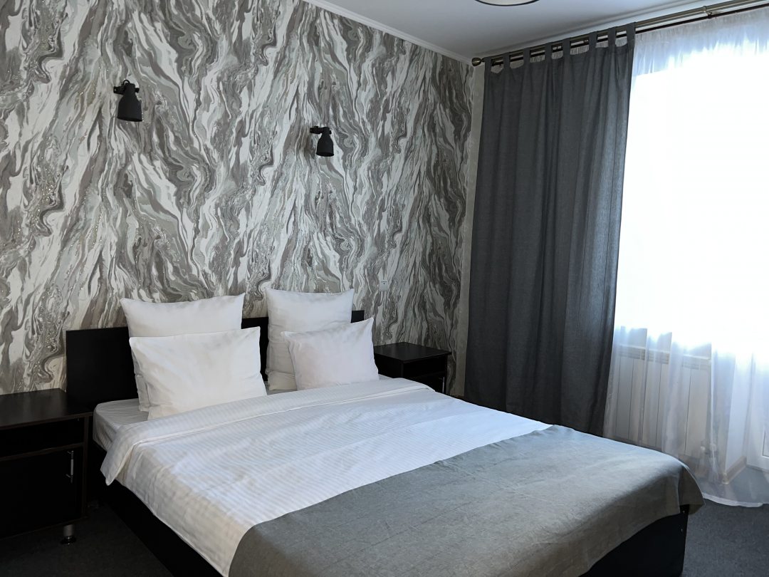 Полулюкс (Улучшенный двухместный номер с двуспальной кроватью) отеля Шале, Домбай