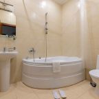 Трехместный (УЛУЧШЕННЫЙ с кроватью Queen-size, гидромассажной ванной и видом на Б.Московскую улицу), Гостевой дом Соло на Владимирской площади