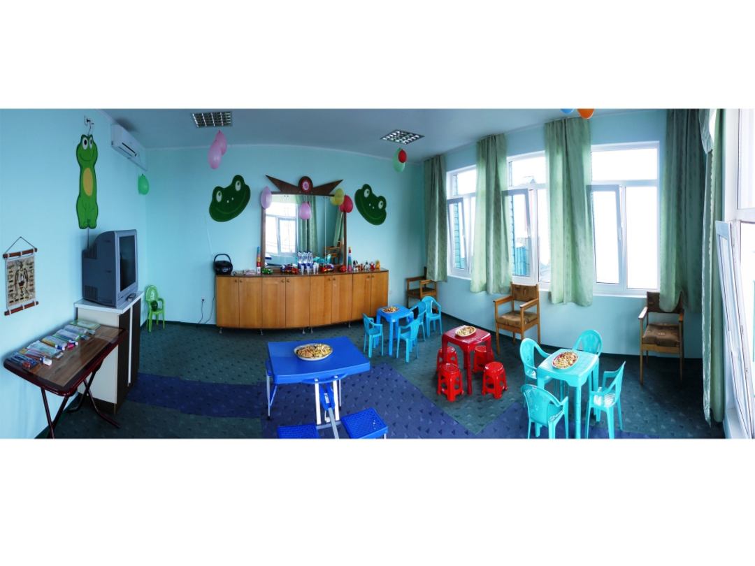 Детская площадка с батутом, оборудованная детская комната для игр с игрушками и игровым оборудованием, Гостевой дом Тихая Гавань