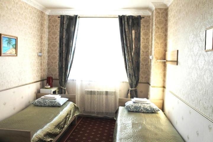 Двухместный (Улучшенный двухместный номер с 2 отдельными кроватями) гостевого дома На Рознина, Ханты-Мансийск