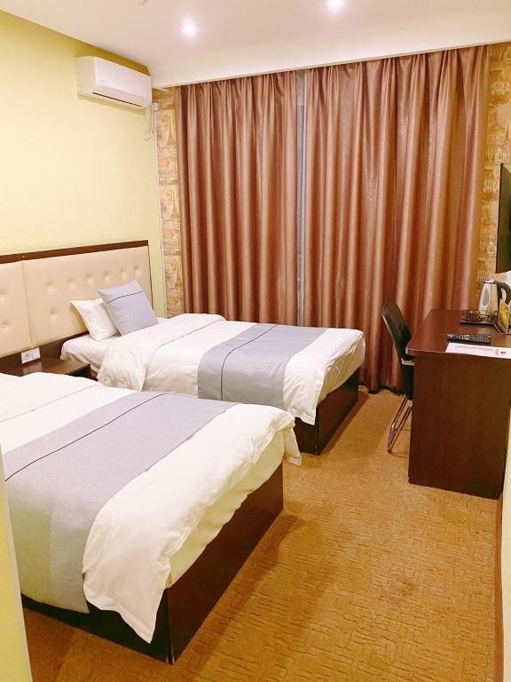 Двухместный (Бюджетный, С 2 кроватями, Без окна) гостиницы Корона, Владивосток