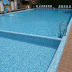 Большой бассейн с тремя уровнями глубины от 90 см до 2 м. Размер 10*18м. Температура воды - 28 градусов.