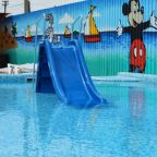 Детский бассейн с горкой, гейзером и подогревом.
Глубина 45 см, размер 5*10 м. Температура воды - 32 градуса.