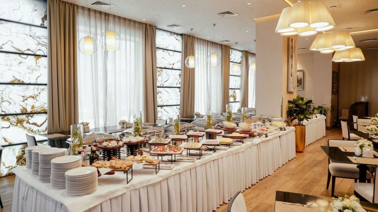Элегантный интерьер ресторана ежедневно принимает гостей отеля на роскошный завтрак по системе 