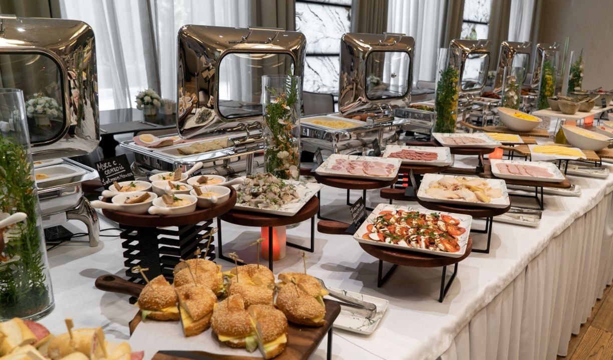 Элегантный интерьер ресторана ежедневно принимает гостей отеля на роскошный завтрак по системе 