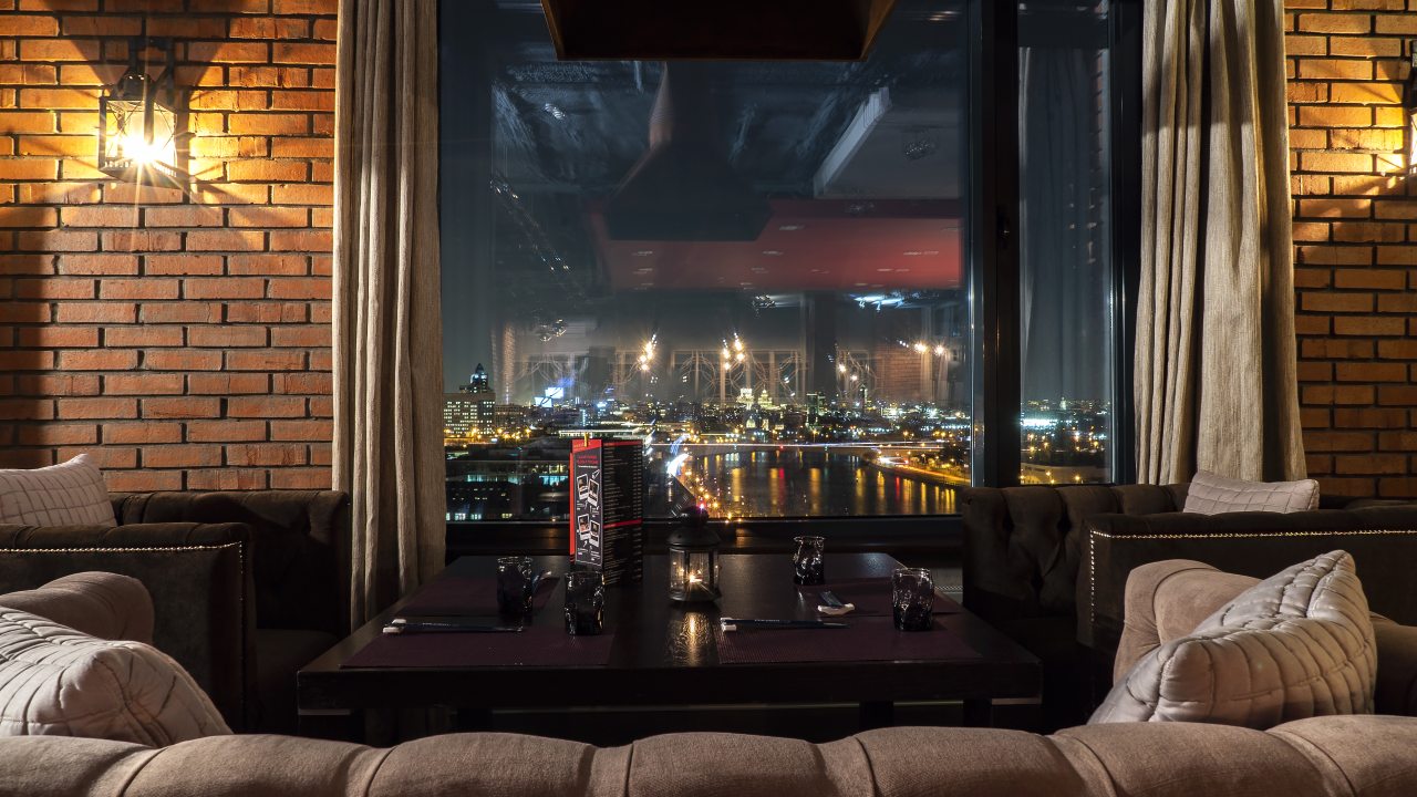MaxLevel Bar & Lounge на 13-м этаже с видом на Москву. MaxLevel Bar & Lounge – панорамный лаунж-бар в Москве! Расположенный на 13-м этаже отеля Palmira Business Club. Бар предлагает оригинальные блюда японской, корейской и европейской кухни, разнообразное