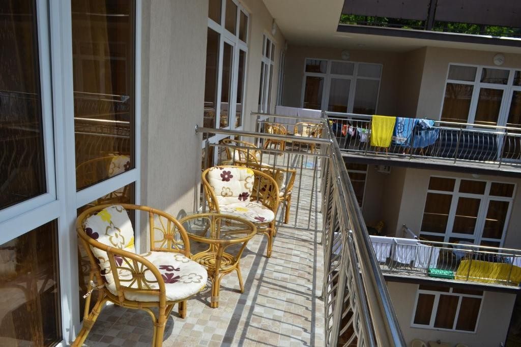 Трехместный (Трехместный номер с балконом) отеля Дивноморье, Лоо