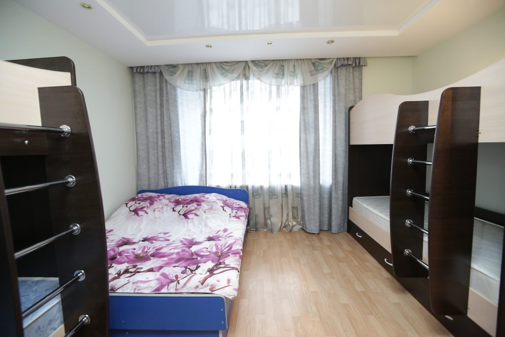 Трёхместный и более (Двуспальная кровать в 8-местном номере) хостела Деловой Новосибирск