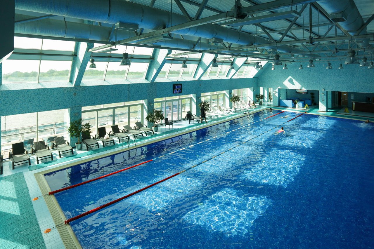 Крытый подогреваемый бассейн в Маринс Гранд Отель Астрахань